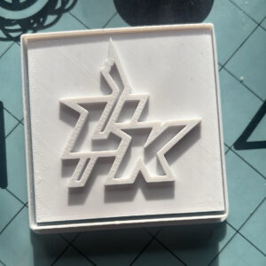 🍪 2 kg těsta a vykrajovátko s obráceným logem. Na záchranu 90 minut.